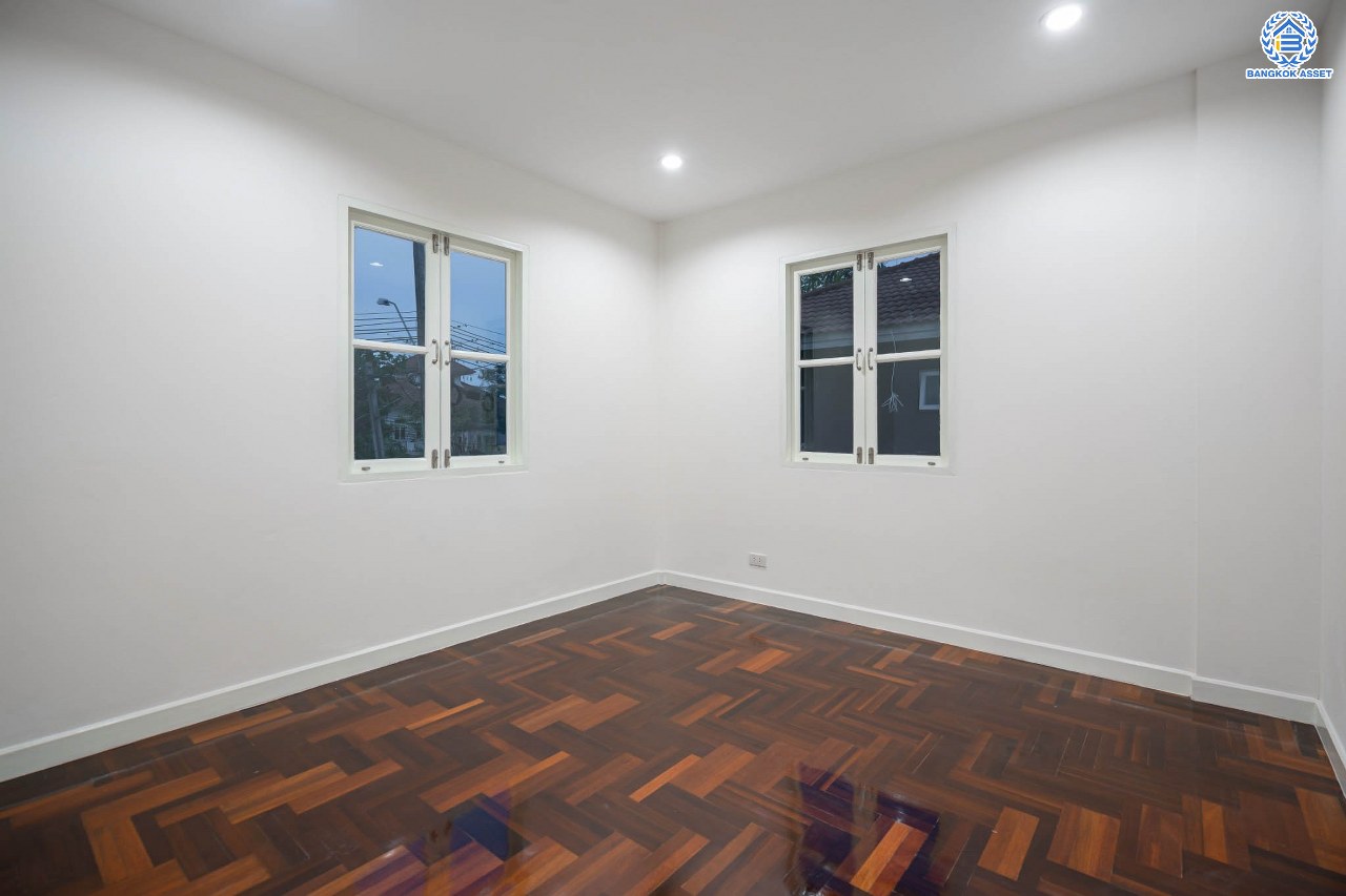 บ้านมือสองตกแต่งใหม่ โครงการ ชลลดา วัดลาดปลาดุก บ้านเดี่ยวหลังมุม คุณภาพระดับ L&H บนเนื้อที่ 57.7 ตร.ว. ฟังก์ชัน 3 ห้องนอน 2 ห้องน้ำ จอดรถได้ 1 คัน บนทำเลศักยภาพ เพียง 15 นาทีถึงเซ็นทรัลเวสท์เกต ใกล้รถไฟฟ้าสายสีม่วง "สถานีคลองบางไผ่"